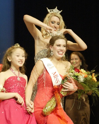 Miss Kitsap 2009 winner Hannah Orando holds the hand of her Little Sister Morgan Pullom as she is crowned by outgoing Miss Kitsap Samantha Przybylek Saturday night.