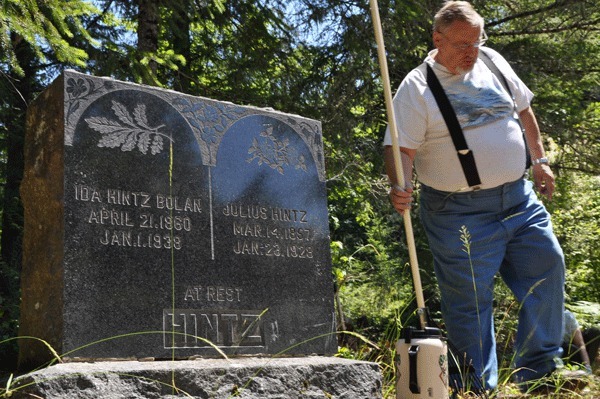 Beyond the headstone for Ida and Julius Hintz