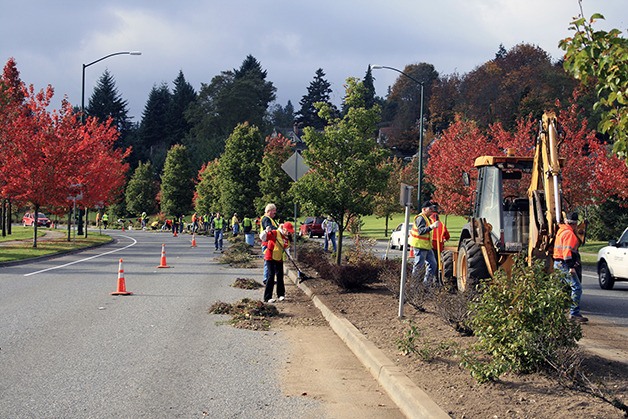 About 100 volunteers showed up Saturday to clean up the medians along Highway 304 and Charleston Boulevard at the southern entrance into the city of Bremerton.