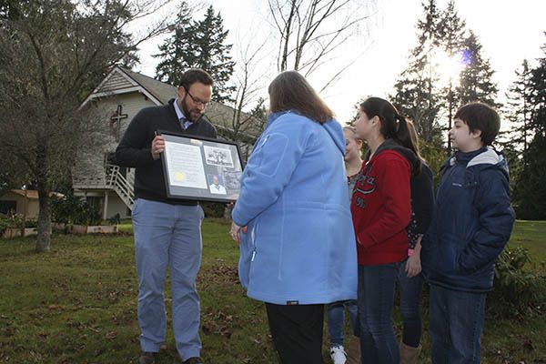 Toby Tebo receives a keepsake from Marilyn Harrelson.