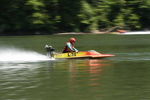 Hydroplane racing boats range from about 8-12 feet long. Some can easily reach 100 mph.