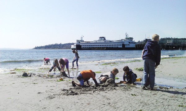 Young campers look for wildlife along North Beach in Kingston.