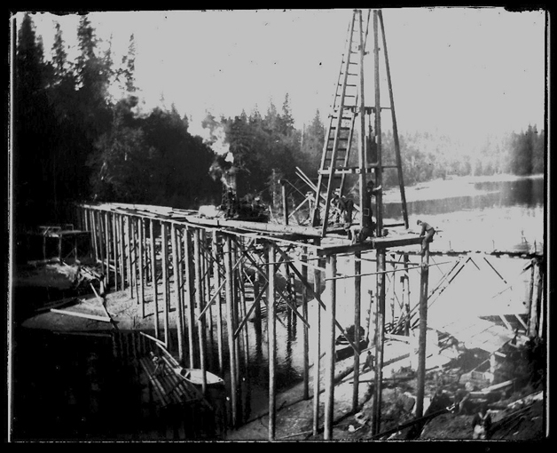 The 1904 bridge under construction.