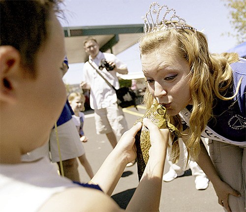 A lucky Fathoms O' Fun princess puckers up for a frog. There were no reports of frogs turning into princes. Maybe this is the lucky year.