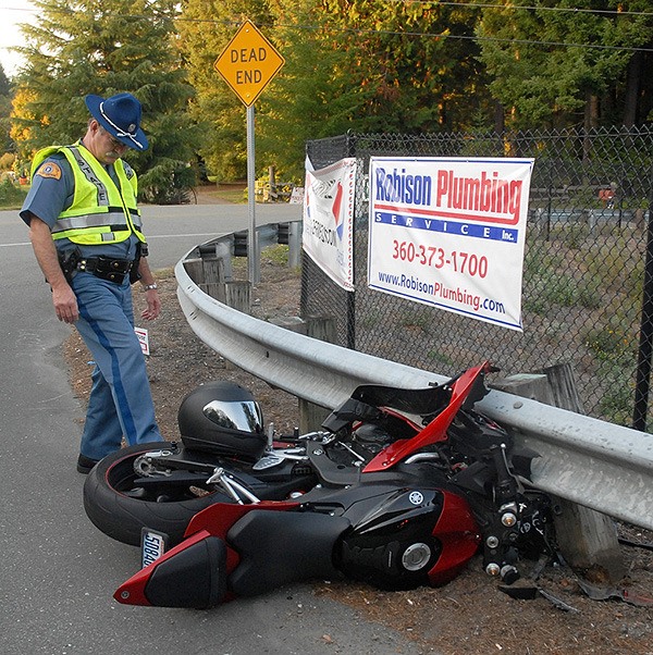 Motorcyclist flees deputy, crashes bike into guard rail Kitsap Daily News