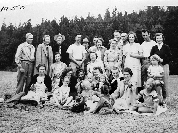 A photo of the Seierstad family picnic in 1950.