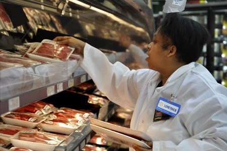 Wal-Mart employee Lorether Mahon works in the store’s new deli department Wednesday.