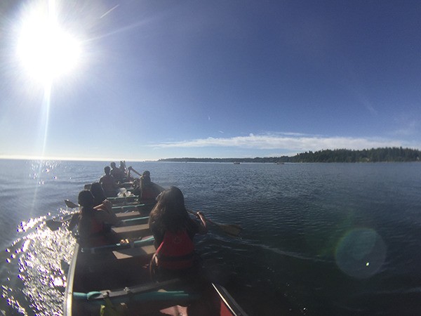 Members of the Kwumetlelum tribe pull as they paddle to Alki Beach on July 27.