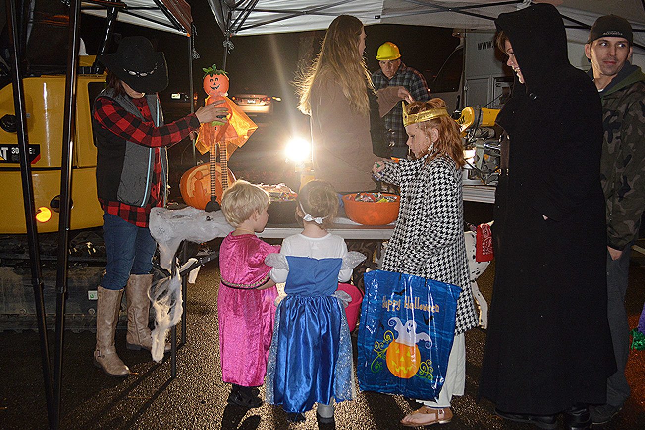 Port Orchard ‘trunk-or-treaters’ celebrate Halloween in style