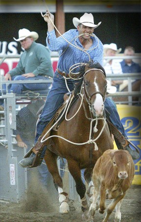 Jeff Coelho prepares to rope a calf in the roping competition