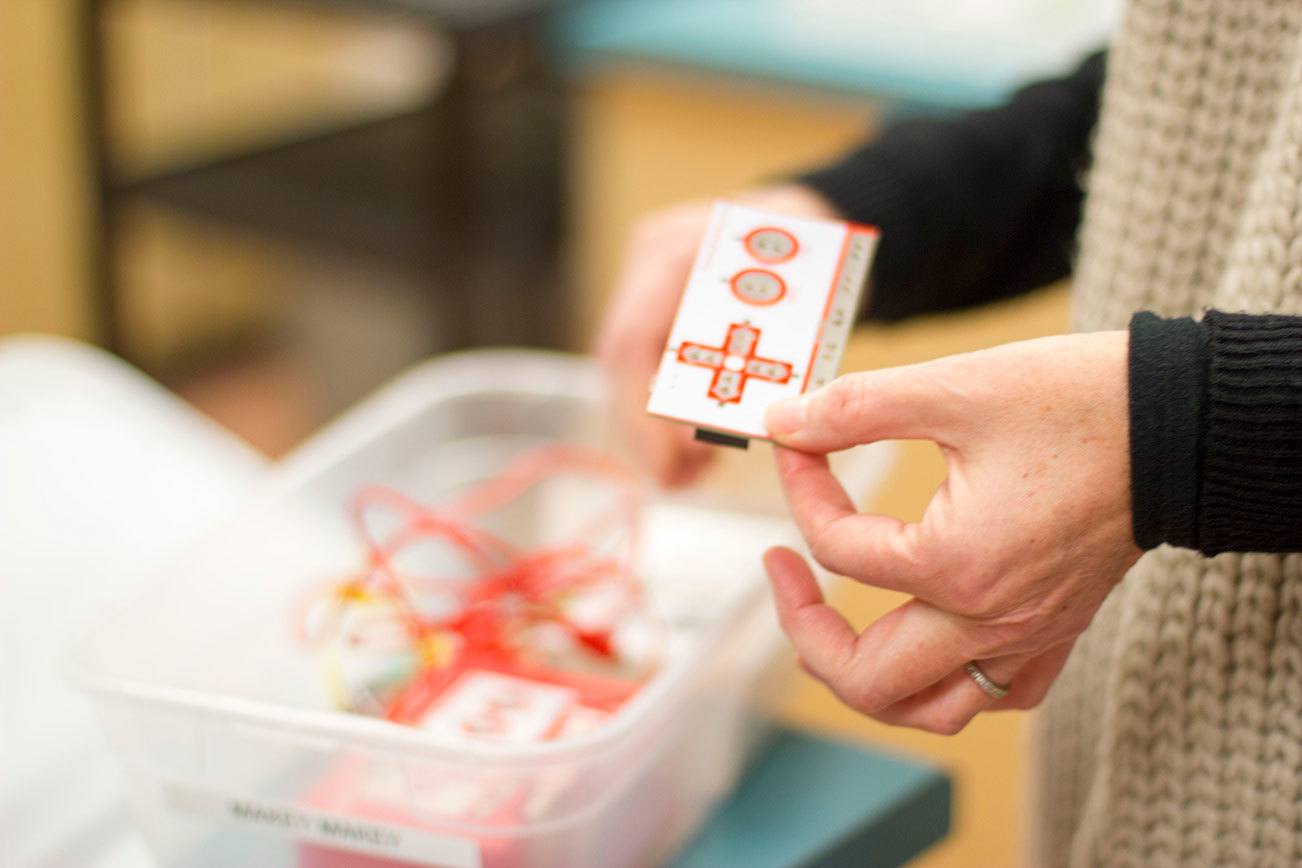 Gordon Elementary librarian Sheila Fagan-Trunkey showcases “Makey Makey” materials, STEM-designed activities by graduates from MIT that foster programming skills. (Sophie Bonomi / Kitsap News Group)