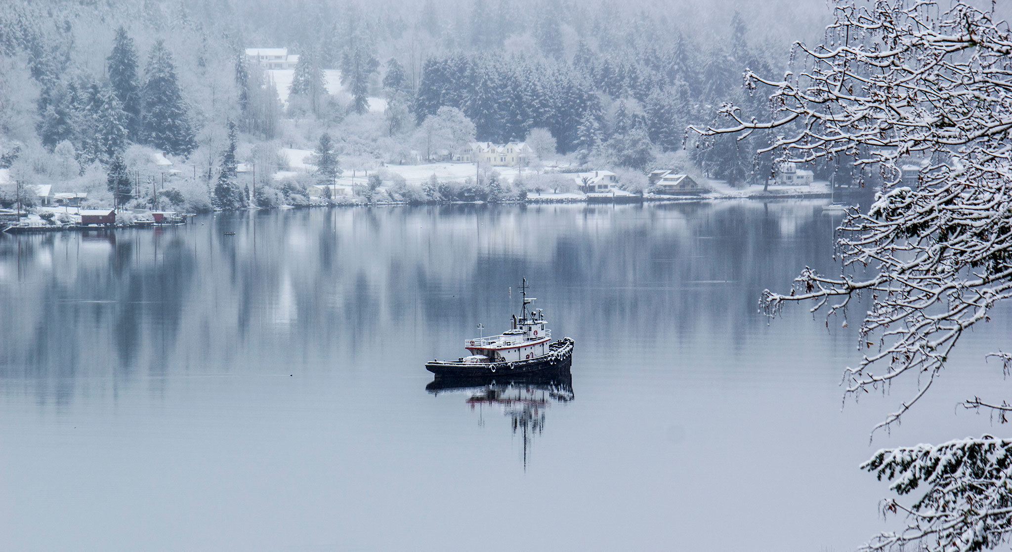 A tugboat rests in Liberty Bay, Feb. 6. (Sophie Bonomi / Kitsap Daily News)