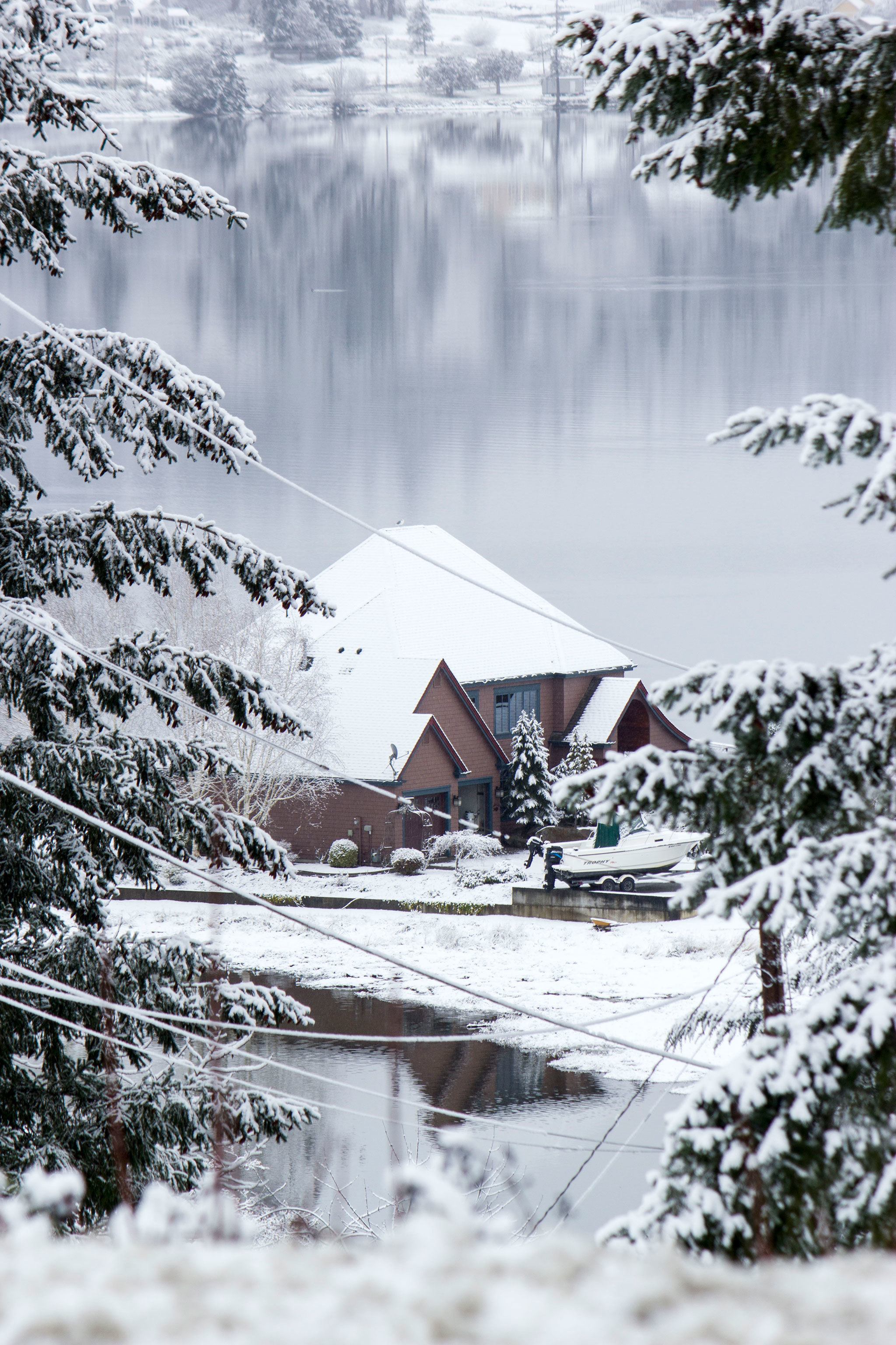 Houses are covered in snow Feb. 6, on Viking Avenue. (Sophie Bonomi / Kitsap Daily News)