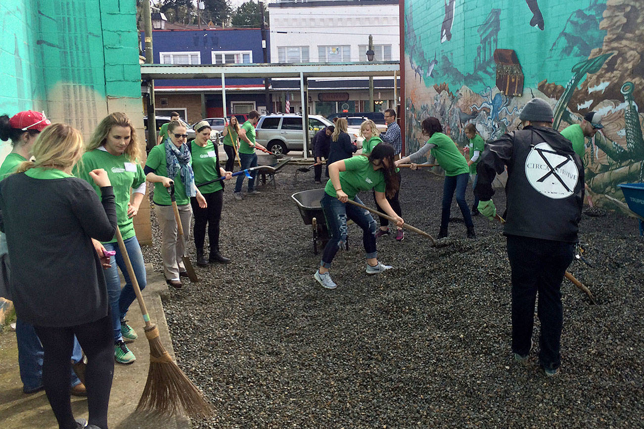 Starbucks crew brews some community spirit on Bay Street