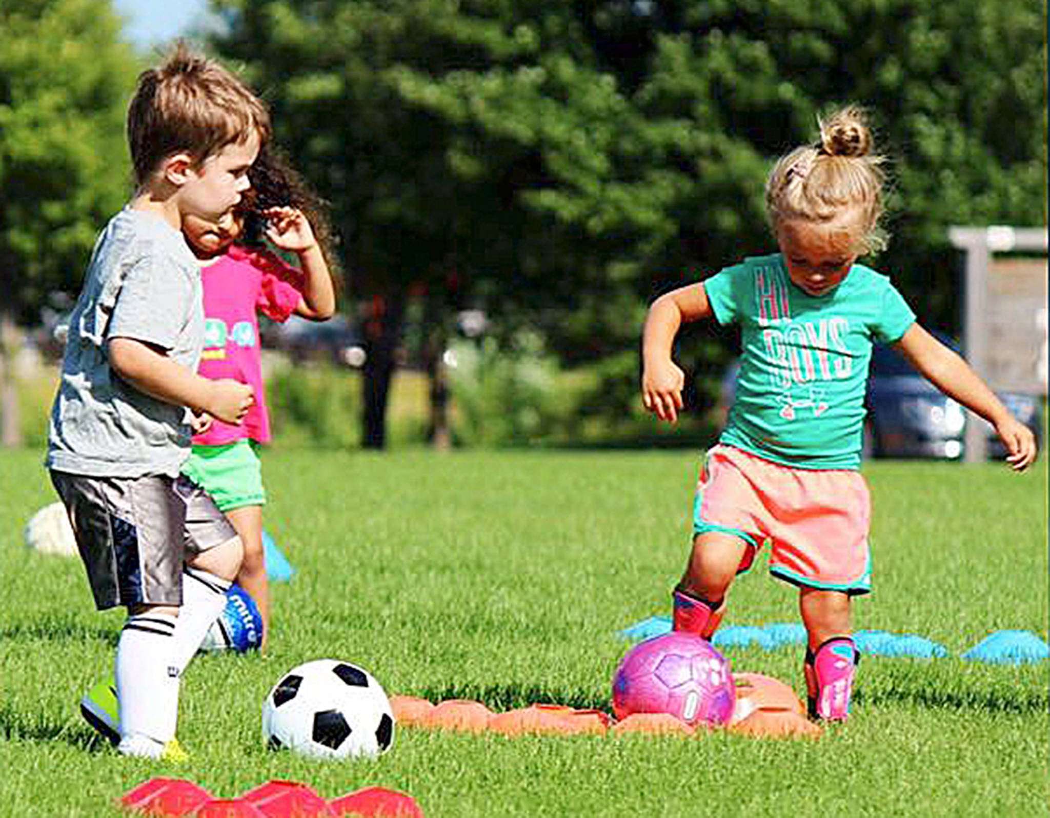 Children do sports. Детский спорт. Спорт дети. Футбол pe....es. Футбольный тренер с детьми.