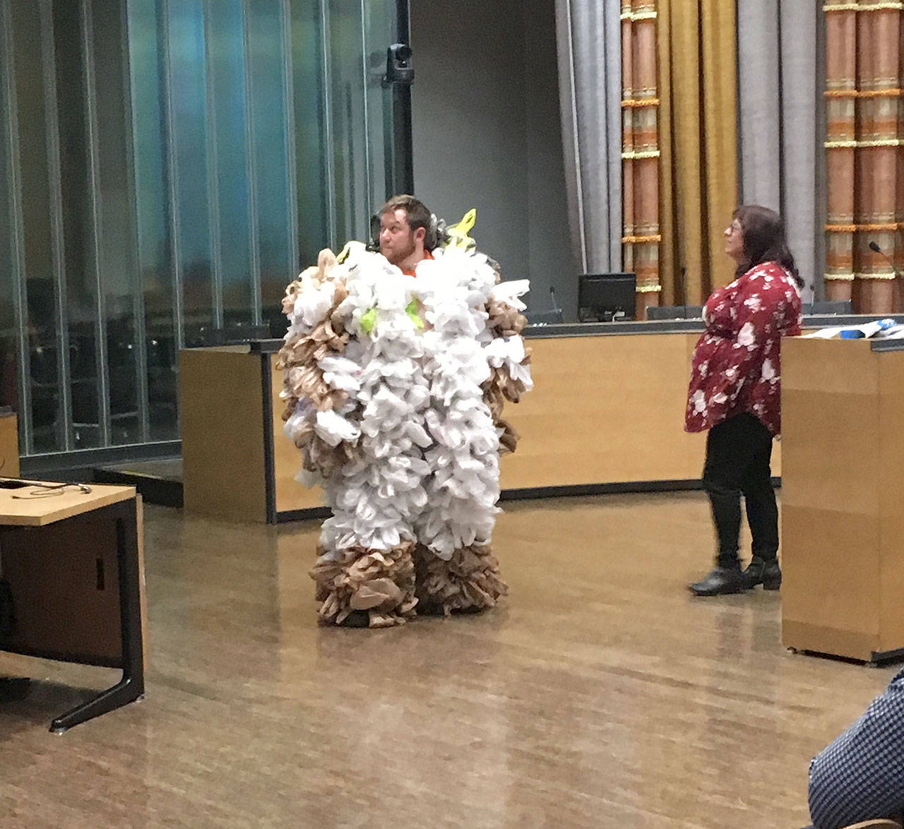 Mixed reaction at first meeting on plastic bag ban