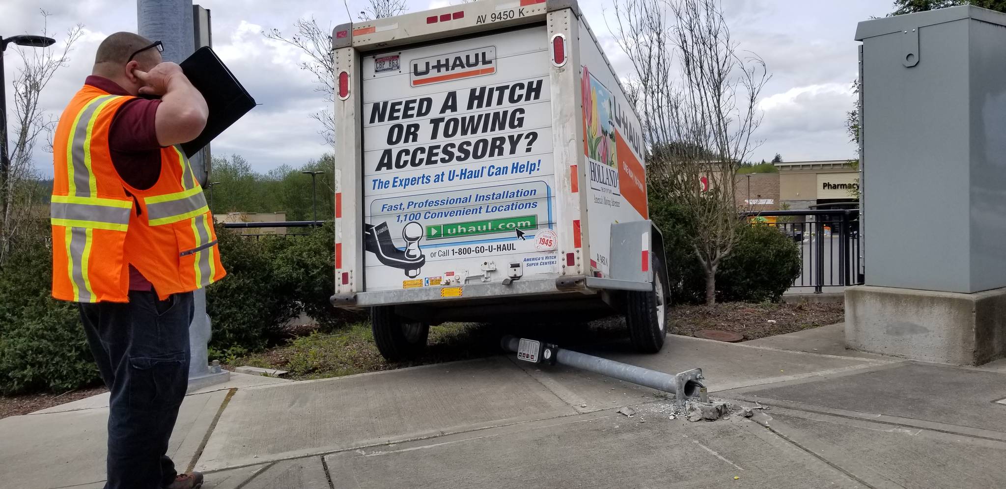 Freewheeling U-Haul trailer, comes loose from hitch, smashes into crosswalk pole in Poulsbo