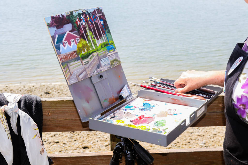 The Peninsula Music and Art Society’s Paint Out Poulsbo event on June 1 saw numerous artists participating in a “plein air” painting contest. Photo by Mark Wakeman, Kitsap Photography Guild.
