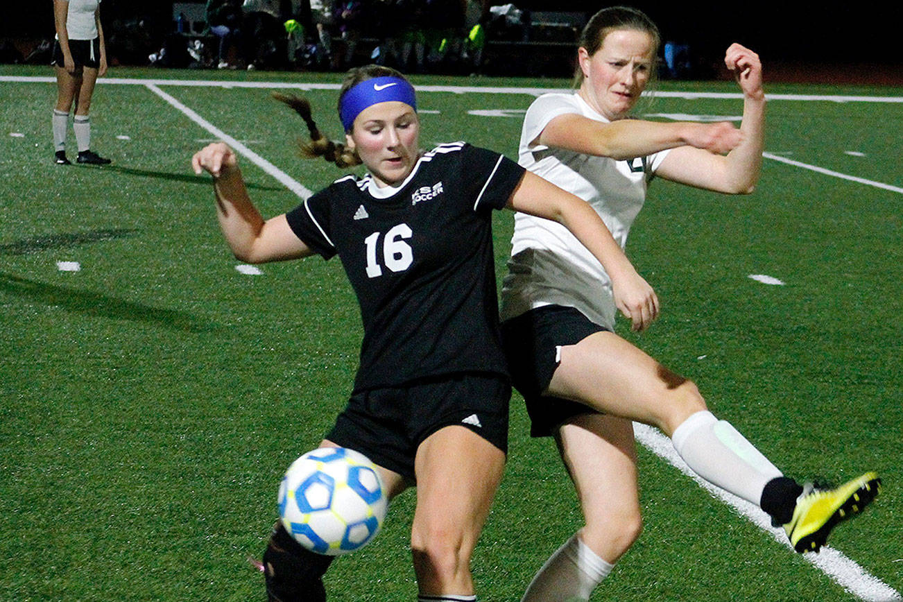 Klahowya’s Tori Peters battles with Vashon Island’s Mari Kanagi for a loose ball in her team’s 3-1 victory on Tuesday. (Mark Krulish/Kitsap News Group)