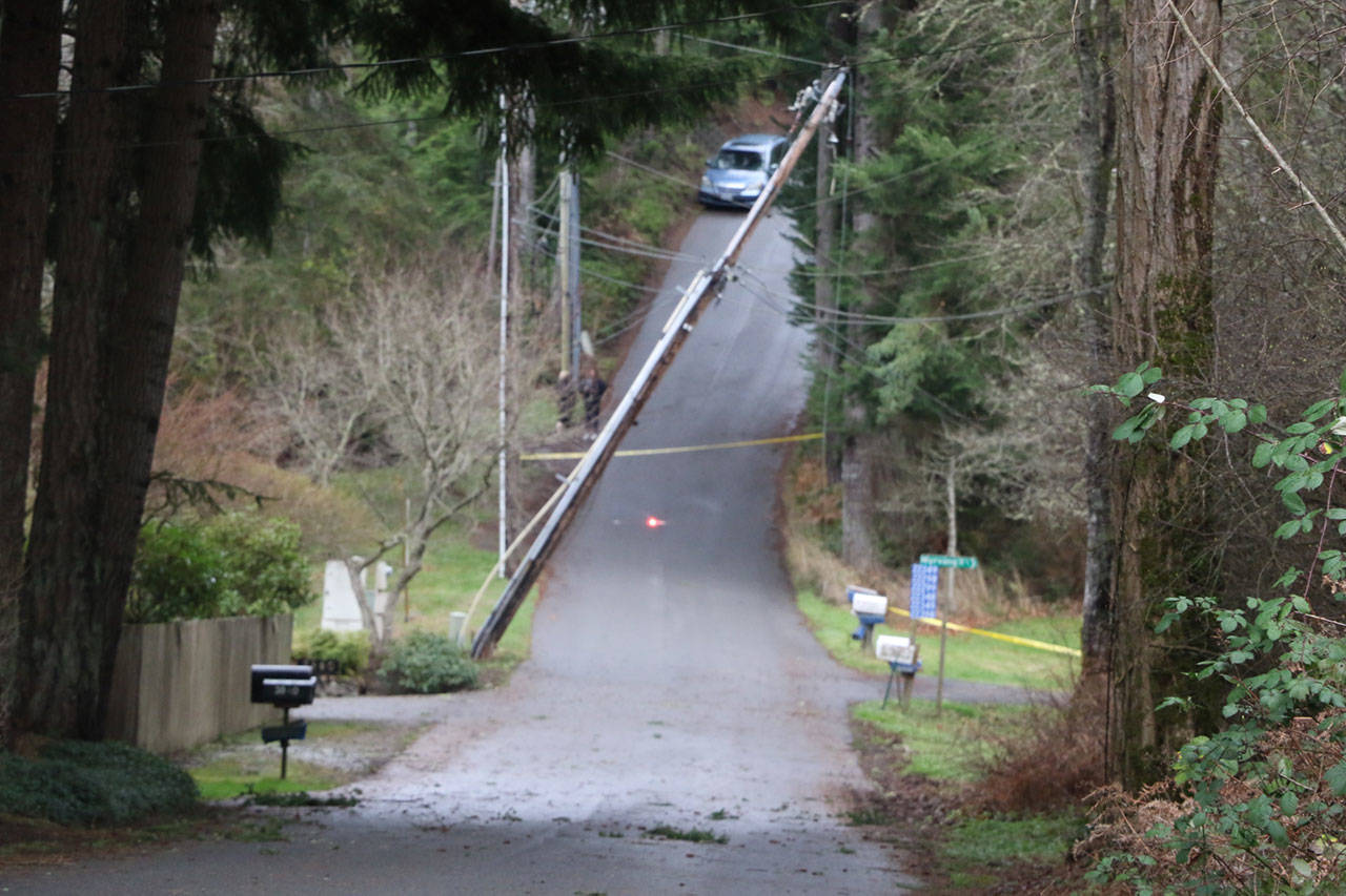 High winds have downed a power pole on Myrvang.