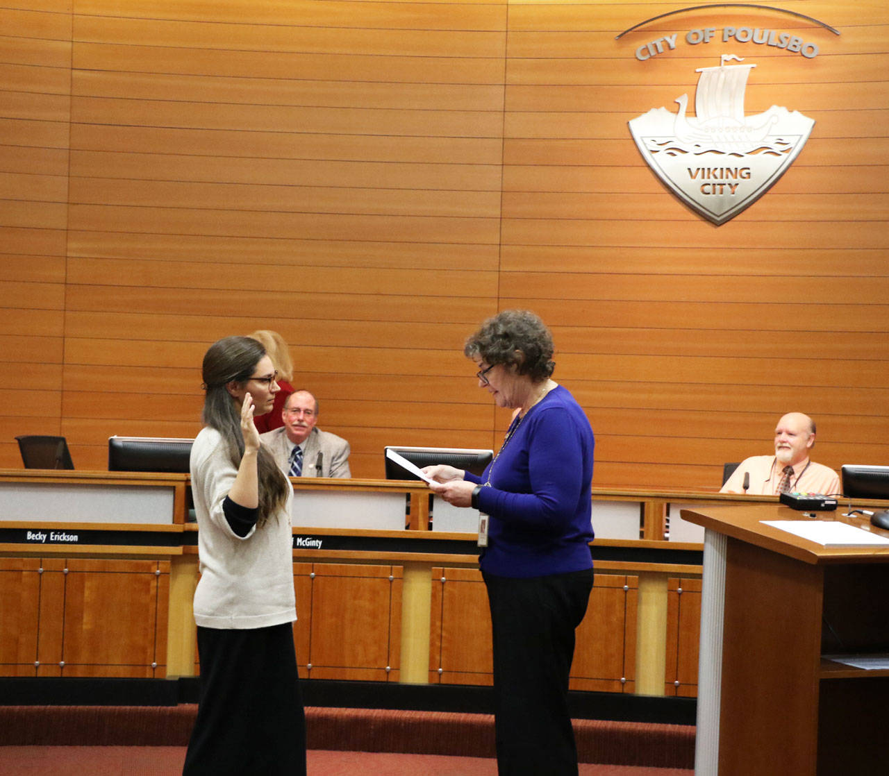 Mayor Erickson swears in new council members Britt Livdahl and Andrew Phillips. (Photos by Ken Park)