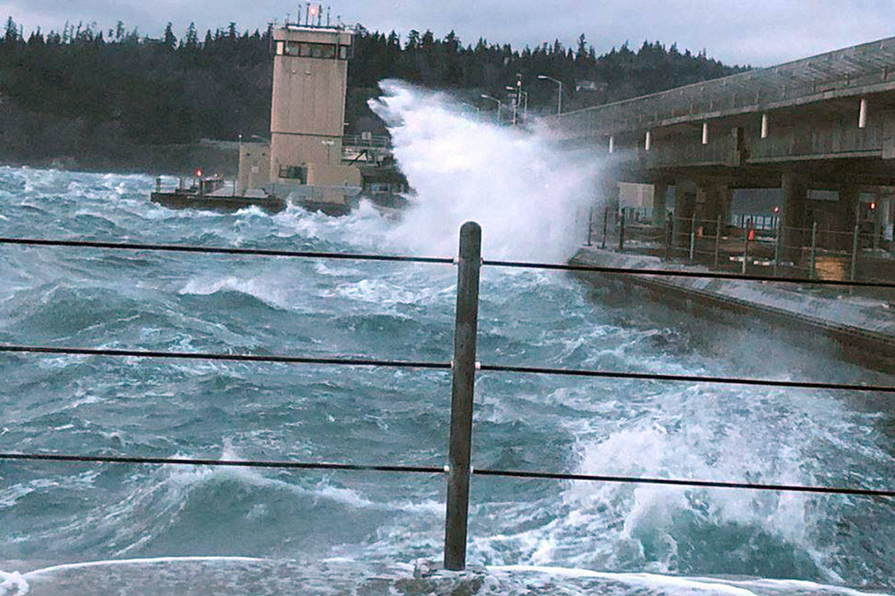 Hood Canal bridge reopened after brief closure due to high winds