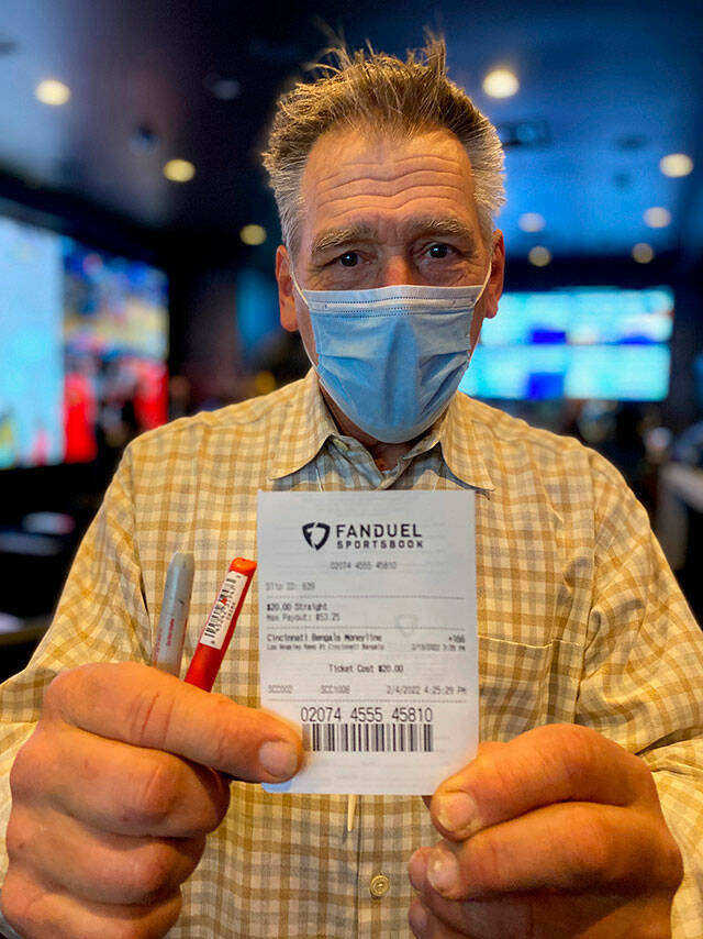 Jim Zorn, another Seahawks legend, also stopped by to place his ceremonial bet, a $20 wager (+166) on the Cincinnati Bengals to win the Super Bowl.