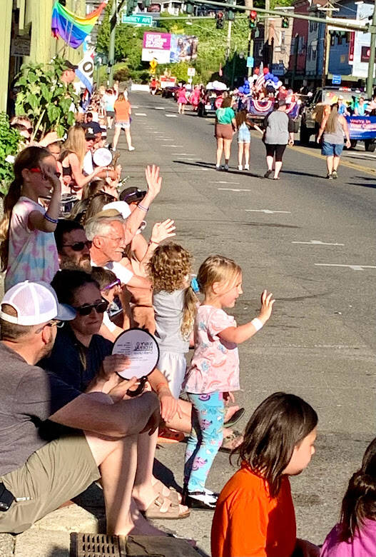 Parade watchers enjoy the warm weather while viewing the Fathoms O’ Fun’s Grand Parade on Saturday. (Bob Smith | Kitsap News Group)