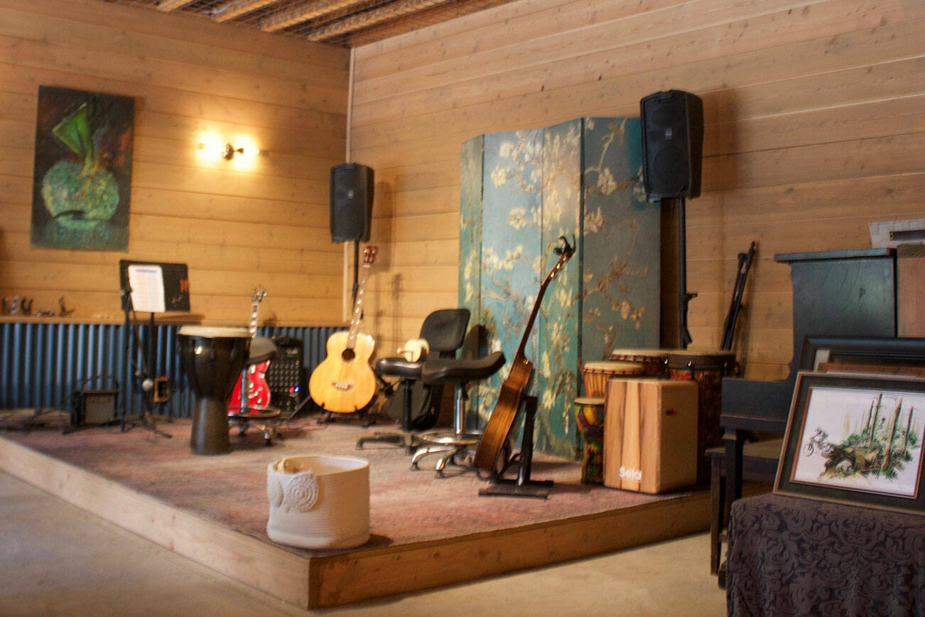The music stage inside the lounge.