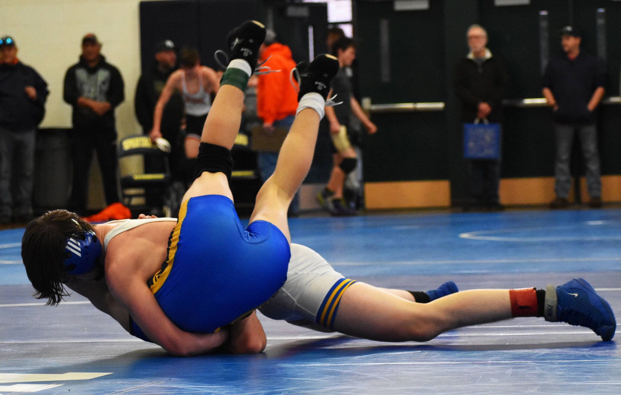 Bremerton’s Gabe Riddle pinned Bainbridge’s Parker Kruglik in one of the first matches of the tournament. Nicholas Zeller-Singh/Kitsap News Group Photos