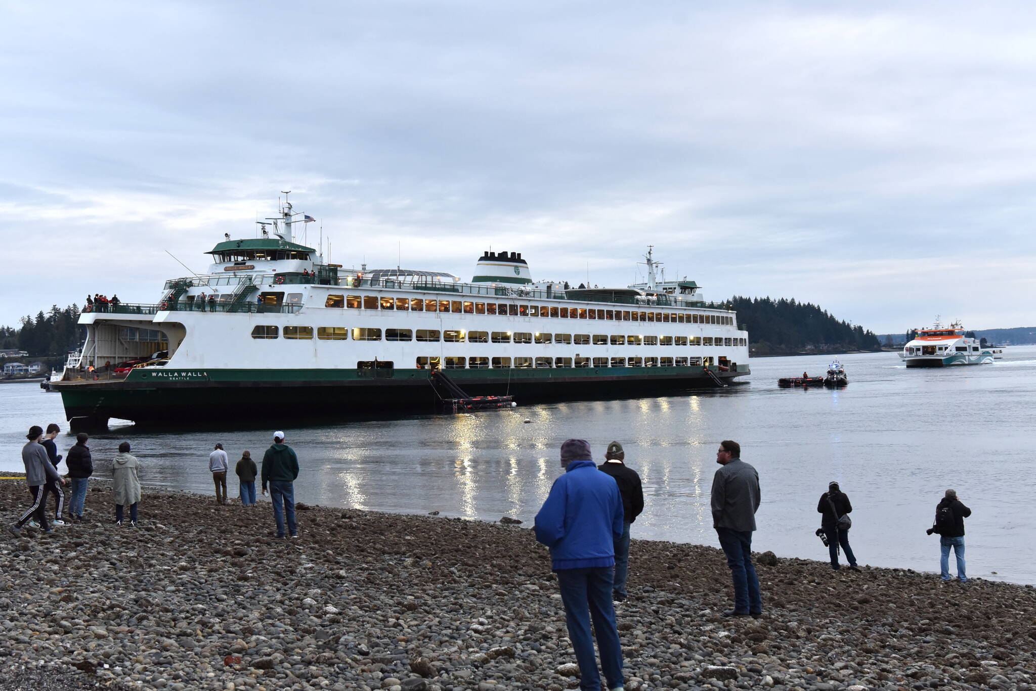 A crowd of curious people gathers on Pleasant Beach to see the Walla Walla ferry that ran aground during low tide.
