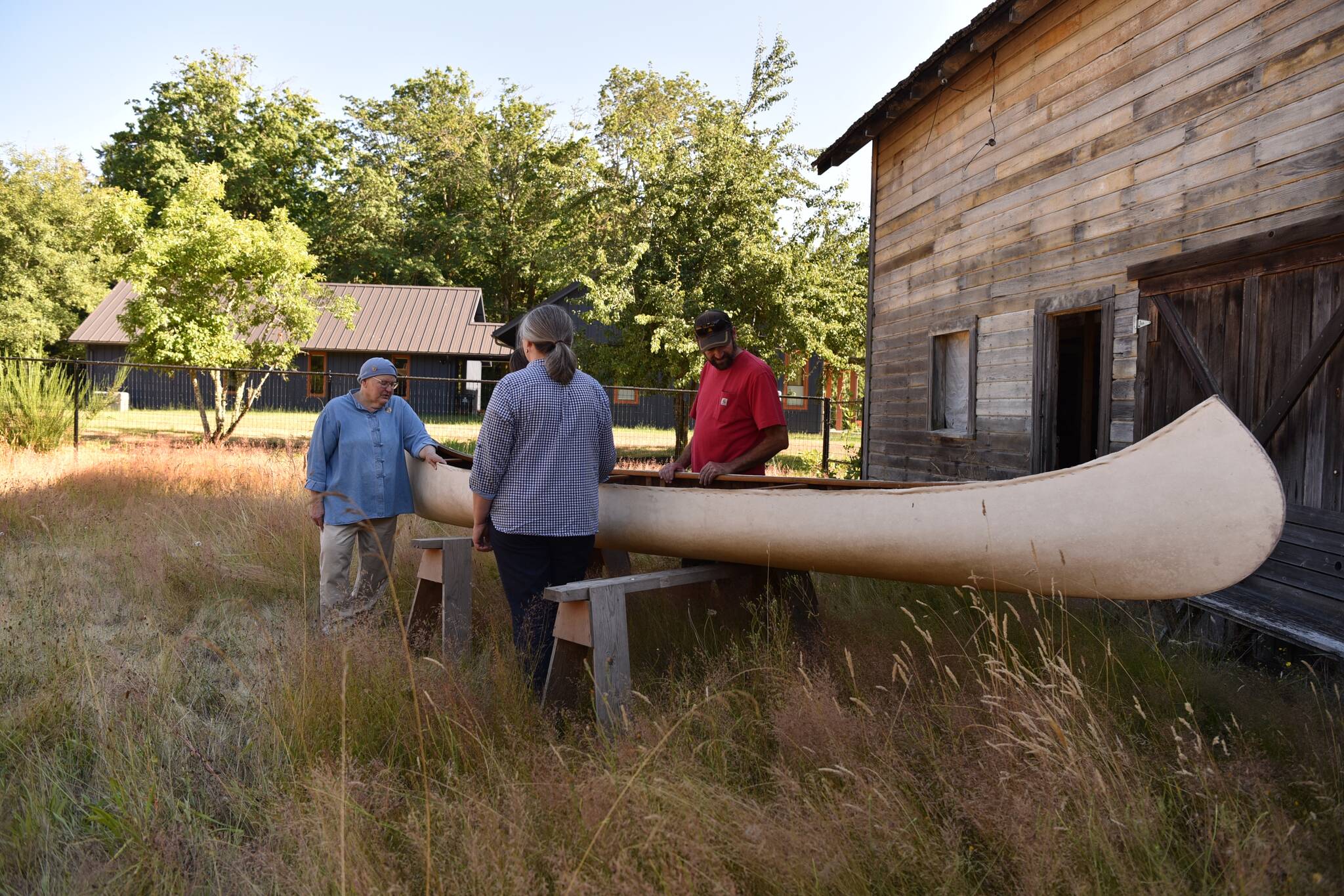 Susan Goodwin speaks with the Nelson family who traveled from Kalispell, MT to pick up the canoe to return it to the Conrad Mansion Museum. Nancy Treder/Kitsap News Group Photos