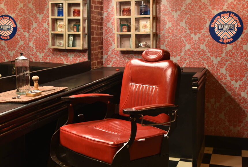 <p>Nancy Treder/Kitsap News Group Photos</p>
                                <p>The original chair from the barber shop that existed in the current space that the Bainbridge Escape room fills sets the scene for the ‘Crime of the Century’ that unfolded on Bainbridge Island in 1914.</p>