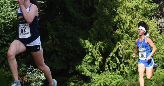 Nicholas Zeller-Singh/Kitsap News Group Photos
Bainbridge’s Sabine Hartenstine races past Bremerton’s Salleen Mattivi.