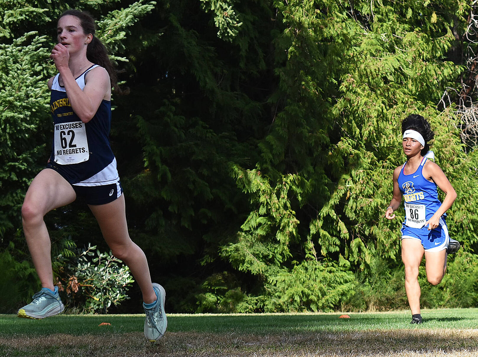 Nicholas Zeller-Singh/Kitsap News Group Photos
Bainbridge’s Sabine Hartenstine races past Bremerton’s Salleen Mattivi.