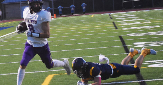 Nicholas Zeller-Singh/Kitsap News Group Photos
Viking Logan Sloman evades defenders and scores a touchdown.