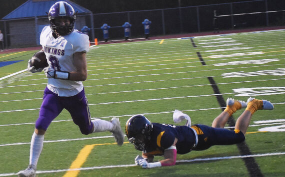 Nicholas Zeller-Singh/Kitsap News Group Photos
Viking Logan Sloman evades defenders and scores a touchdown.