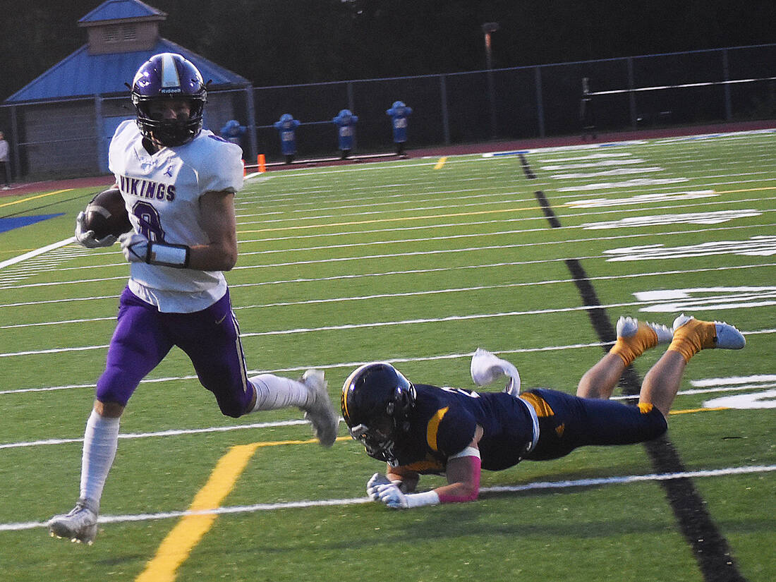 Nicholas Zeller-Singh/Kitsap News Group Photos
Viking Logan Sloman evades defenders and scores a touchdown.