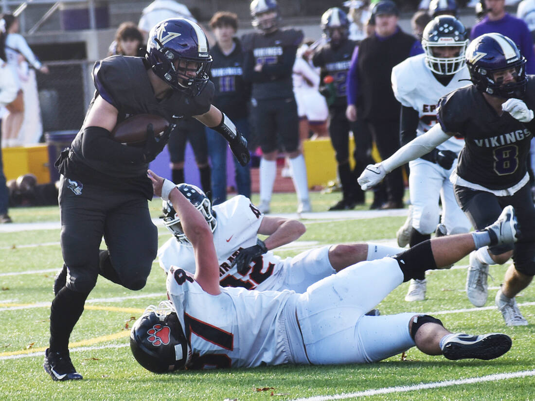 Nicholas Zeller-Singh/Kitsap News Group Photos
Lelond Anderson of NK jukes a pair of defenders for the first down.
