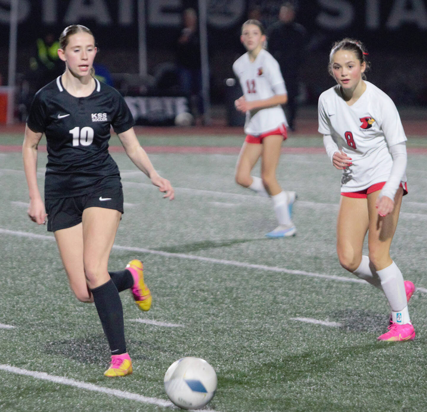 Elisha Meyer/Kitsap News Group Photos
Klahowya’s Peyton Leifeste passes a ball to a teammate on the near side of the field in a late offensive pursuit in the first half.