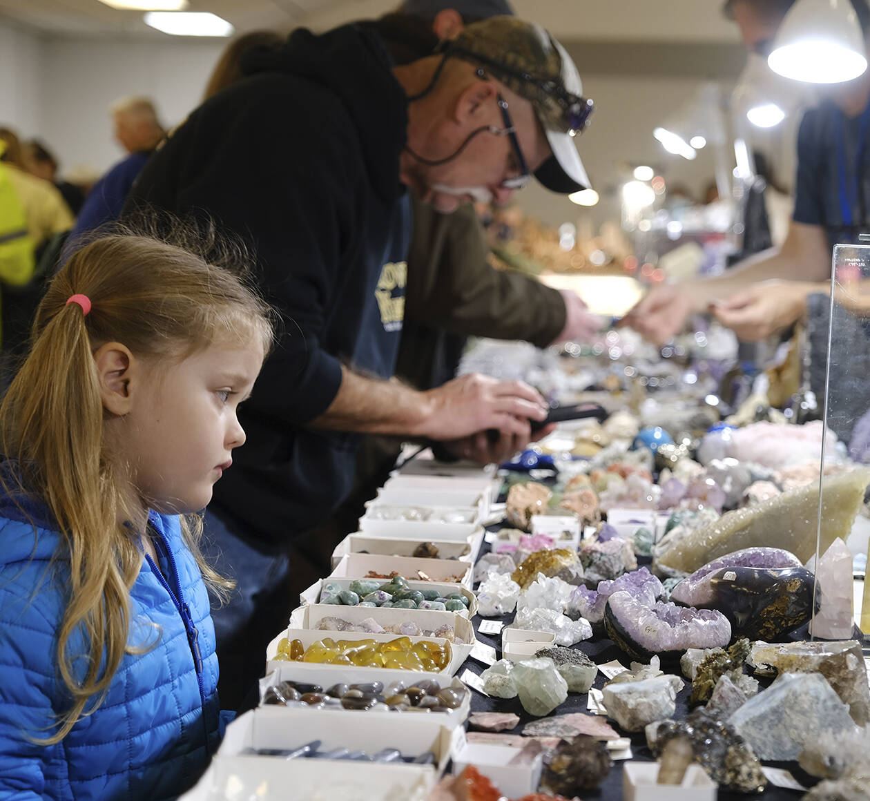 Damon Williams/Kitsap News Group Photos
Fans young and old enjoy looking at rocks at the gem show.