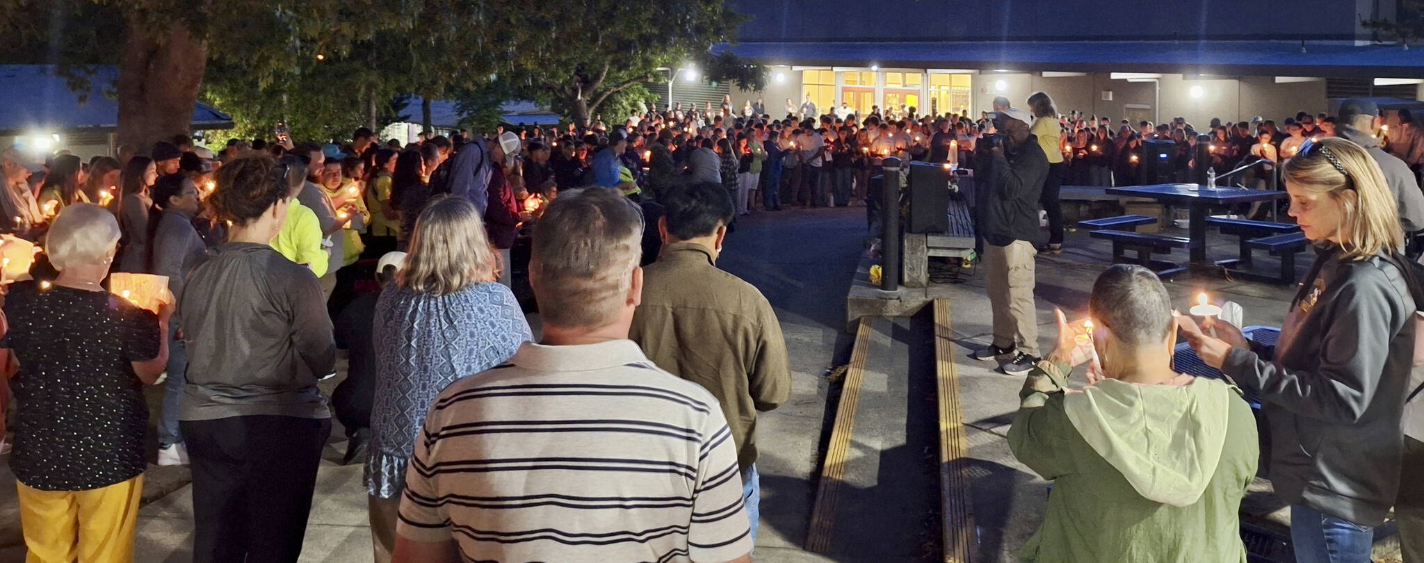 Elisha Meyer/Kitsap News Group photos
Hundreds light their candles in honor of Dave Snyder before joining together in singing Amazing Grace.