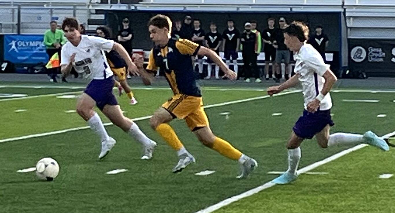 Luke Caputo/Kitsap News Group photos
Spartan Oliver Morris dribbles the ball into Viking territory in a 2-1 NK win over Bainbridge in the 2A state boys soccer semifinals at Federal Way Memorial Stadium May 30.