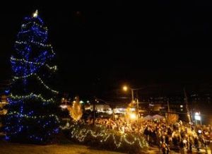 Crowds gathered in Manette Friday evening for Magic in Manette