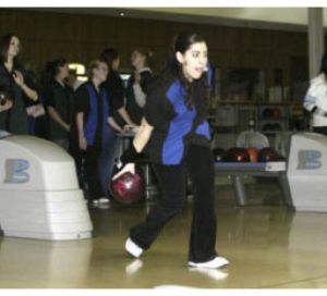 Oly’s Alaina Howell rolls a shot against Klahowya last season.