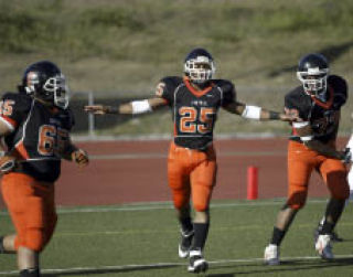 H’arion Gaulden (25) celebrates a tackle against SK.