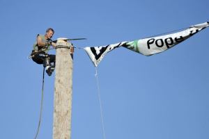 Tree topper Jeff Skirvin cuts his way to a winning heat during competition Saturday.