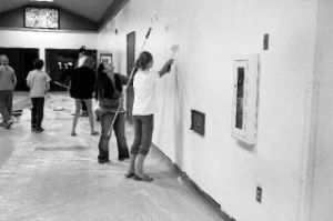 Kingston Middle School incoming eighth-graders LeahMae Bundang (center) and Sarah Miller (front) earn Honors Society community volunteer hours while polishing up their school Wednesday afternoon.
