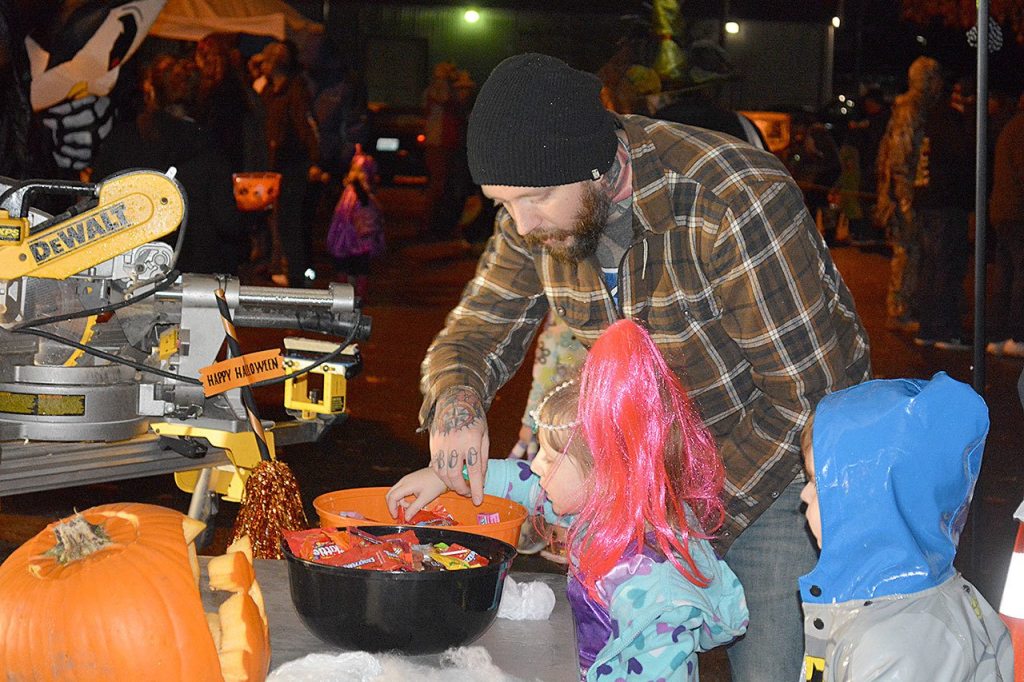 Port Orchard ‘trunk-or-treaters’ celebrate Halloween in style