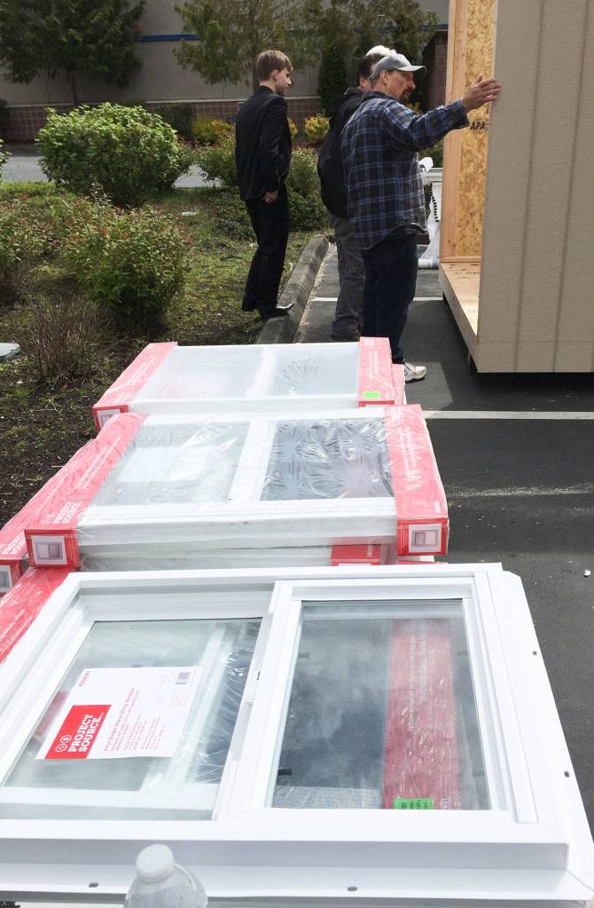 South Kitsap volunteers come together to build humane housing for the homeless